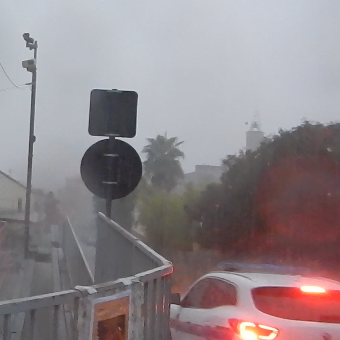 Voilture de police sous l'orage