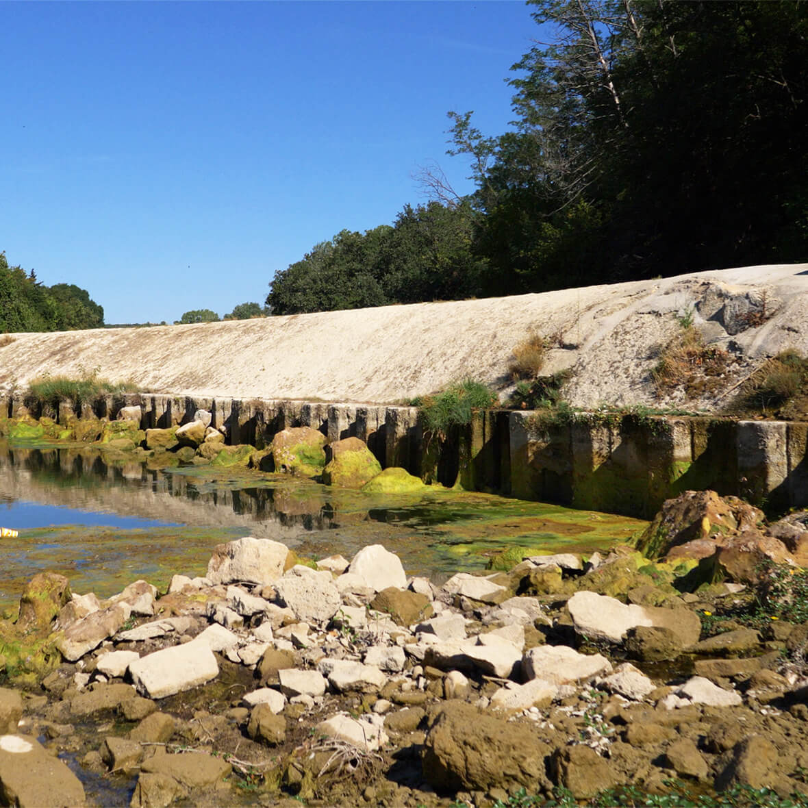 Vidourle dam in Villetelle, almost dry