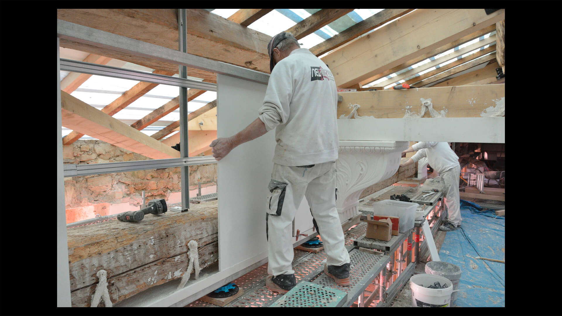 Installation des panneaux latéraux du plafond